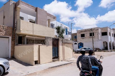 10 mai 2023 : dans les rues de Hara Kbira, le quartier juif de Houmt Souk, capitale de l'île de Djerba, au lendemain de l'attaque terroriste à la synagogue de la Ghriba par un terroriste isolé, un garde national maritime suspendu pour ses tendances intégristes, qui a fait 2 morts parmis les pélérins et 3 parmis les forces de l'ordre. La maison en chantier de Aviel Haddad, l'une des deux victimes civiles de l'attentat. Aviel vivait entre Djerba et Israêl, il était présent cette semaine avec son cousin Ben, lui aussi abattu par le terroriste, pour participer au traditionnel pélérinage juif de la Ghriba. Sous le choc des événements de la veille où de nombreux habitants étaient présents et enfermés dans la synagogue pendant près de 4h après l'attaque, toutes les boutiques sont fermées, le quartier est en deuil et la sécurité renforcée.
