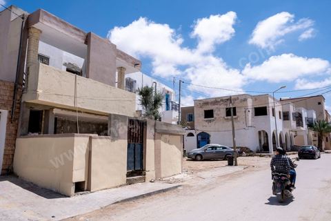 10 mai 2023 : dans les rues de Hara Kbira, le quartier juif de Houmt Souk, capitale de l'île de Djerba, au lendemain de l'attaque terroriste à la synagogue de la Ghriba par un terroriste isolé, un garde national maritime suspendu pour ses tendances intégristes, qui a fait 2 morts parmis les pélérins et 3 parmis les forces de l'ordre. La maison en chantier de Aviel Haddad, l'une des deux victimes civiles de l'attentat. Aviel vivait entre Djerba et Israêl, il était présent cette semaine avec son cousin Ben, lui aussi abattu par le terroriste, pour participer au traditionnel pélérinage juif de la Ghriba. Sous le choc des événements de la veille où de nombreux habitants étaient présents et enfermés dans la synagogue pendant près de 4h après l'attaque, toutes les boutiques sont fermées, le quartier est en deuil et la sécurité renforcée.