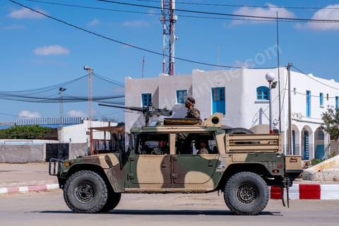 10 mai 2023 : dans les rues de Erriadh / Hara Sghira au lendemain de l'attaque terroriste à la synagogue de la Ghriba par un terroriste isolé, un garde national maritime suspendu pour ses tendances intégristes, qui a fait 2 morts parmis les pélérins et 3 parmis les forces de l'ordre. L'amrée et la police patrouillent.