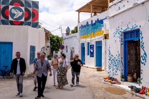 10 mai 2023 : dans les rues de Erriadh / Hara Sghira au lendemain de l'attaque terroriste à la synagogue de la Ghriba par un terroriste isolé, un garde national maritime suspendu pour ses tendances intégristes, qui a fait 2 morts parmis les pélérins et 3 parmis les forces de l'ordre. dans les ruelles de Djerbahood, le musée à ciel ouvert du street art, situé à moins de 2 km de la Ghriba, les touristes visitent sous haute surveillance policère.