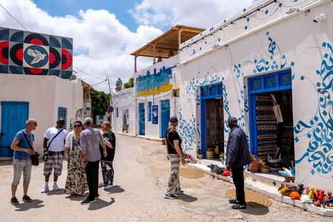 10 mai 2023 : dans les rues de Erriadh / Hara Sghira au lendemain de l'attaque terroriste à la synagogue de la Ghriba par un terroriste isolé, un garde national maritime suspendu pour ses tendances intégristes, qui a fait 2 morts parmis les pélérins et 3 parmis les forces de l'ordre. dans les ruelles de Djerbahood, le musée à ciel ouvert du street art, situé à moins de 2 km de la Ghriba, les touristes visitent sous haute surveillance policère.