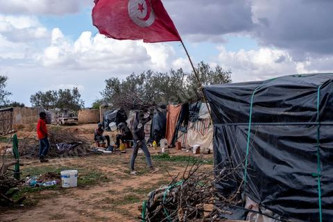 21 février 2024 :  ce camp de migrants sub saharien en périphérie de la ville de Jebeniana, au nord de Sfax, compte près de 300 hommes, femmes et enfants. Chassés de leur domicile il y a un an suite aux déclarations du président de la république tunisienne Kais Saied, les migrants par milliers sont rejetés dans la rue et les campagnes par les autorités locales, risquant à tout moment d'être arrétés et rénvoyés aux frontières libyennes ou algériennes. Ces camps improvisés sur des terrains vagues ou dans les champs sont abandonnés des ONG internationales.