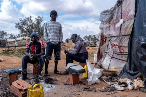 21 February 2024: this sub-Saharan migrant camp on the outskirts of the town of Jebeniana, north of Sfax, is home to almost 300 men, women and children. Driven from their homes a year ago by statements made by the President of the Republic of Tunisia, Kais Saied, thousands of migrants are being dumped on the streets and in the countryside by the local authorities, with the constant risk of being arrested and sent back to the Libyan or Algerian borders. These makeshift camps on wasteland or in fields have been abandoned by international NGOs.