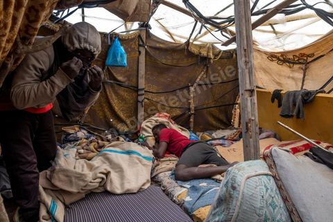 21 February 2024: this sub-Saharan migrant camp on the outskirts of the town of Jebeniana, north of Sfax, is home to almost 300 men, women and children. Driven from their homes a year ago by statements made by the President of the Republic of Tunisia, Kais Saied, thousands of migrants are being dumped on the streets and in the countryside by the local authorities, with the constant risk of being arrested and sent back to the Libyan or Algerian borders. These makeshift camps on wasteland or in fields have been abandoned by international NGOs.
