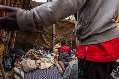 21 février 2024 :  ce camp de migrants sub saharien en périphérie de la ville de Jebeniana, au nord de Sfax, compte près de 300 hommes, femmes et enfants. Chassés de leur domicile il y a un an suite aux déclarations du président de la république tunisienne Kais Saied, les migrants par milliers sont rejetés dans la rue et les campagnes par les autorités locales, risquant à tout moment d'être arrétés et rénvoyés aux frontières libyennes ou algériennes. Ces camps improvisés sur des terrains vagues ou dans les champs sont abandonnés des ONG internationales.