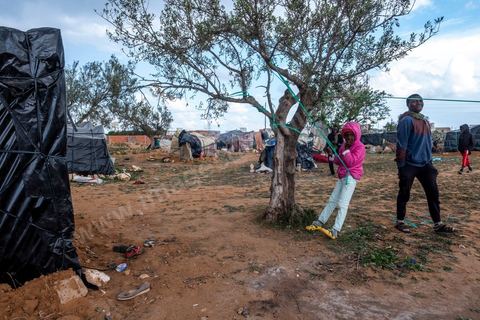 21 February 2024: this sub-Saharan migrant camp on the outskirts of the town of Jebeniana, north of Sfax, is home to almost 300 men, women and children. Driven from their homes a year ago by statements made by the President of the Republic of Tunisia, Kais Saied, thousands of migrants are being dumped on the streets and in the countryside by the local authorities, with the constant risk of being arrested and sent back to the Libyan or Algerian borders. These makeshift camps on wasteland or in fields have been abandoned by international NGOs.