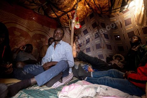 21 February 2024: this sub-Saharan migrant camp on the outskirts of the town of Jebeniana, north of Sfax, is home to almost 300 men, women and children. Driven from their homes a year ago by statements made by the President of the Republic of Tunisia, Kais Saied, thousands of migrants are being dumped on the streets and in the countryside by the local authorities, with the constant risk of being arrested and sent back to the Libyan or Algerian borders. These makeshift camps on wasteland or in fields have been abandoned by international NGOs.