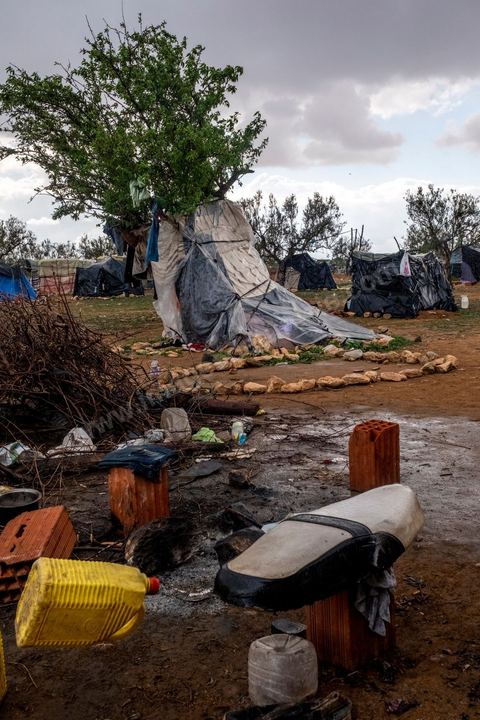 21 February 2024: this sub-Saharan migrant camp on the outskirts of the town of Jebeniana, north of Sfax, is home to almost 300 men, women and children. Driven from their homes a year ago by statements made by the President of the Republic of Tunisia, Kais Saied, thousands of migrants are being dumped on the streets and in the countryside by the local authorities, with the constant risk of being arrested and sent back to the Libyan or Algerian borders. These makeshift camps on wasteland or in fields have been abandoned by international NGOs.