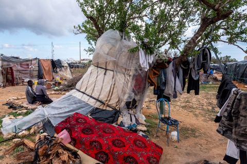 21 February 2024: this sub-Saharan migrant camp on the outskirts of the town of Jebeniana, north of Sfax, is home to almost 300 men, women and children. Driven from their homes a year ago by statements made by the President of the Republic of Tunisia, Kais Saied, thousands of migrants are being dumped on the streets and in the countryside by the local authorities, with the constant risk of being arrested and sent back to the Libyan or Algerian borders. These makeshift camps on wasteland or in fields have been abandoned by international NGOs.