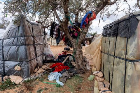 21 février 2024 :  ce camp de migrants sub saharien en périphérie de la ville de Jebeniana, au nord de Sfax, compte près de 300 hommes, femmes et enfants. Chassés de leur domicile il y a un an suite aux déclarations du président de la république tunisienne Kais Saied, les migrants par milliers sont rejetés dans la rue et les campagnes par les autorités locales, risquant à tout moment d'être arrétés et rénvoyés aux frontières libyennes ou algériennes. Ces camps improvisés sur des terrains vagues ou dans les champs sont abandonnés des ONG internationales.