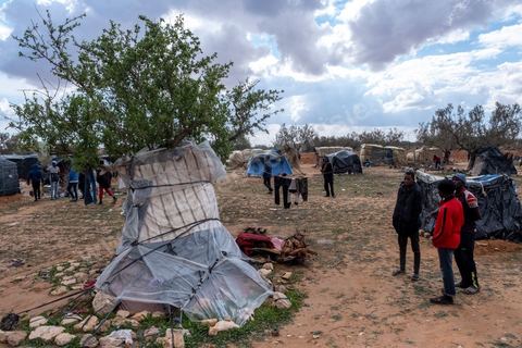 21 February 2024: this sub-Saharan migrant camp on the outskirts of the town of Jebeniana, north of Sfax, is home to almost 300 men, women and children. Driven from their homes a year ago by statements made by the President of the Republic of Tunisia, Kais Saied, thousands of migrants are being dumped on the streets and in the countryside by the local authorities, with the constant risk of being arrested and sent back to the Libyan or Algerian borders. These makeshift camps on wasteland or in fields have been abandoned by international NGOs.