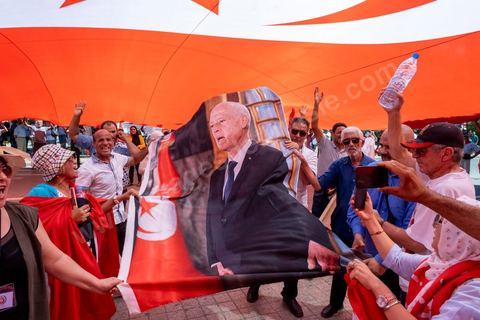 25 juillet 2024 : à Tunis sur l'avenue Habib Bourguiba la mobilisation pour ce jour de fête de la République et du coup d'état de Kais Saied il y a trois ans n'a pas mobilisé. Deux rassemblements entre les pros Saied et les familles de prisonniers politiques. Les pros Saied venus à une petite centaine avec photo et drapeaux tunisiens ne se sont pas éternisés sur l'avenue. 