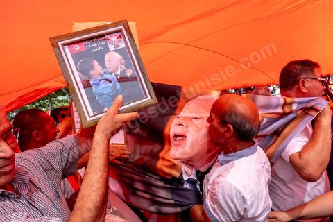 25 juillet 2024 : à Tunis sur l'avenue Habib Bourguiba la mobilisation pour ce jour de fête de la République et du coup d'état de Kais Saied il y a trois ans n'a pas mobilisé. Deux rassemblements entre les pros Saied et les familles de prisonniers politiques. Les pros Saied venus à une petite centaine avec photo et drapeaux tunisiens ne se sont pas éternisés sur l'avenue. 