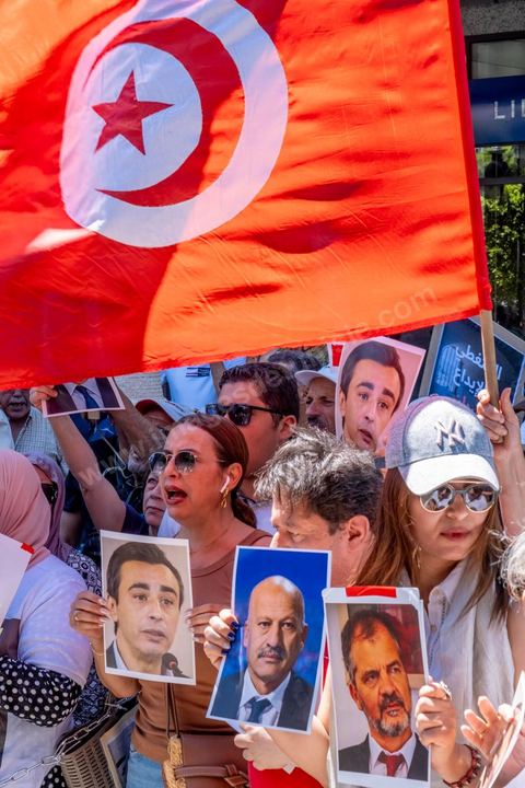 25 juillet 2024 : à Tunis sur l'avenue Habib Bourguiba la mobilisation pour ce jour de fête de la République et du coup d'état de Kais Saied il y a trois ans n'a pas mobilisé. Deux rassemblements entre les pros Saied et les familles de prisonniers politiques. Les familles des prisonniers politques mais aussi médiatiques sont veus affichéss les portraits de leur proches encarcérés depuis plusieurs mois dans les geoles tunisiennes. 