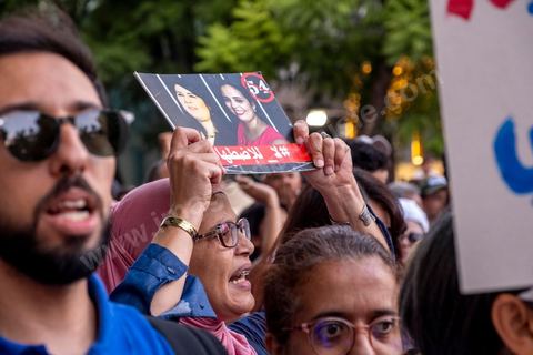 04 octobre 2024 : la marche populaire convoquée par le Réseau Tunisien pour les Droits et Libertés pour protester contre la situation politique et électorale en Tunisie s'est déroulée au coeur de Tunis sous une très forte présence policière. Un petit millier de manifestants ont défilé à Tunis, dénonçant les atteintes aux libertés et appelant au boycott du scrutin de dimanche, 1er tour des élections présidentielles. « Ni peur ni terreur, le pouvoir est entre les mains du peuple », scandaient les manifestants. 