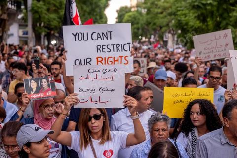 04 octobre 2024 : la marche populaire convoquée par le Réseau Tunisien pour les Droits et Libertés pour protester contre la situation politique et électorale en Tunisie s'est déroulée au coeur de Tunis sous une très forte présence policière. Un petit millier de manifestants ont défilé à Tunis, dénonçant les atteintes aux libertés et appelant au boycott du scrutin de dimanche, 1er tour des élections présidentielles. « Ni peur ni terreur, le pouvoir est entre les mains du peuple », scandaient les manifestants. 