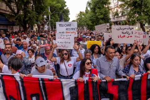 04 octobre 2024 : la marche populaire convoquée par le Réseau Tunisien pour les Droits et Libertés pour protester contre la situation politique et électorale en Tunisie s'est déroulée au coeur de Tunis sous une très forte présence policière. Un petit millier de manifestants ont défilé à Tunis, dénonçant les atteintes aux libertés et appelant au boycott du scrutin de dimanche, 1er tour des élections présidentielles. « Ni peur ni terreur, le pouvoir est entre les mains du peuple », scandaient les manifestants. 