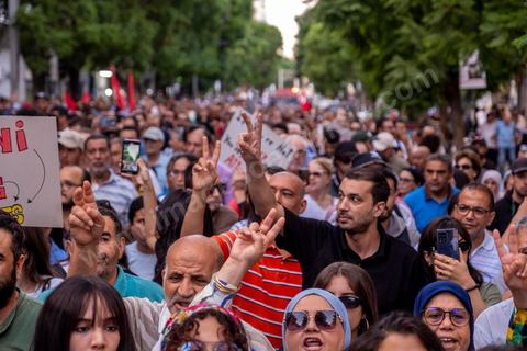 04 octobre 2024 : la marche populaire convoquée par le Réseau Tunisien pour les Droits et Libertés pour protester contre la situation politique et électorale en Tunisie s'est déroulée au coeur de Tunis sous une très forte présence policière. Un petit millier de manifestants ont défilé à Tunis, dénonçant les atteintes aux libertés et appelant au boycott du scrutin de dimanche, 1er tour des élections présidentielles. « Ni peur ni terreur, le pouvoir est entre les mains du peuple », scandaient les manifestants. 