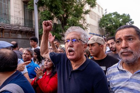 04 octobre 2024 : la marche populaire convoquée par le Réseau Tunisien pour les Droits et Libertés pour protester contre la situation politique et électorale en Tunisie s'est déroulée au coeur de Tunis sous une très forte présence policière. Un petit millier de manifestants ont défilé à Tunis, dénonçant les atteintes aux libertés et appelant au boycott du scrutin de dimanche, 1er tour des élections présidentielles. « Ni peur ni terreur, le pouvoir est entre les mains du peuple », scandaient les manifestants. 