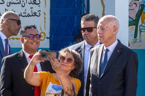 6 octobre 2024 : à 8h ouverture des bureaux de vote sur tout le territoire tunisien pour le 1er tour des léections présidentielles. Trois candidats autorisés à participer, dont un en prison condamné à 12 ans, et le président sortant Kais Saied dont sa réélection ne semble pas faire de doute dès le 1er tour. La question ce matin est la mobilisation citoyenne. Sous très haute sécurité le président sortant, Kais Saied, et sa femme se rendent à leur bureau de vote à Tunis, le président se prête au jeu des selfies et rencontre avce les citoyens venus voter dans son centre de vote. 