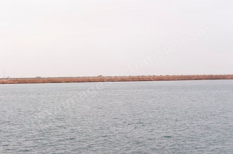Adjim, sur la côte sud-ouest de Djerba, est le point de départ du bac qui relie l'île au continent, à Jorf, à travers le chenal séparant Djerba de la Tunisie continentale. Le port, encore marqué par une activité de pêche traditionnelle, offre des ambiances changeantes au fil de la journée, entre lever et coucher de soleil sur la mer, bateaux amarrés et silhouettes des jetées.
