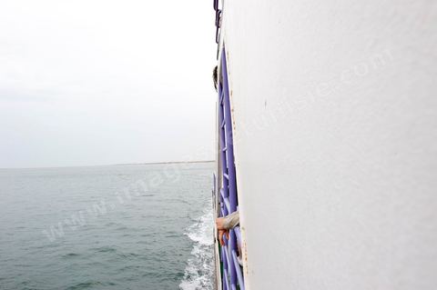 Adjim, sur la côte sud-ouest de Djerba, est le point de départ du bac qui relie l'île au continent, à Jorf, à travers le chenal séparant Djerba de la Tunisie continentale. Le port, encore marqué par une activité de pêche traditionnelle, offre des ambiances changeantes au fil de la journée, entre lever et coucher de soleil sur la mer, bateaux amarrés et silhouettes des jetées.