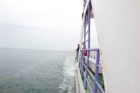 Adjim, sur la côte sud-ouest de Djerba, est le point de départ du bac qui relie l'île au continent, à Jorf, à travers le chenal séparant Djerba de la Tunisie continentale. Le port, encore marqué par une activité de pêche traditionnelle, offre des ambiances changeantes au fil de la journée, entre lever et coucher de soleil sur la mer, bateaux amarrés et silhouettes des jetées.