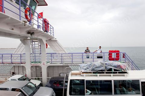 Adjim, sur la côte sud-ouest de Djerba, est le point de départ du bac qui relie l'île au continent, à Jorf, à travers le chenal séparant Djerba de la Tunisie continentale. Le port, encore marqué par une activité de pêche traditionnelle, offre des ambiances changeantes au fil de la journée, entre lever et coucher de soleil sur la mer, bateaux amarrés et silhouettes des jetées.