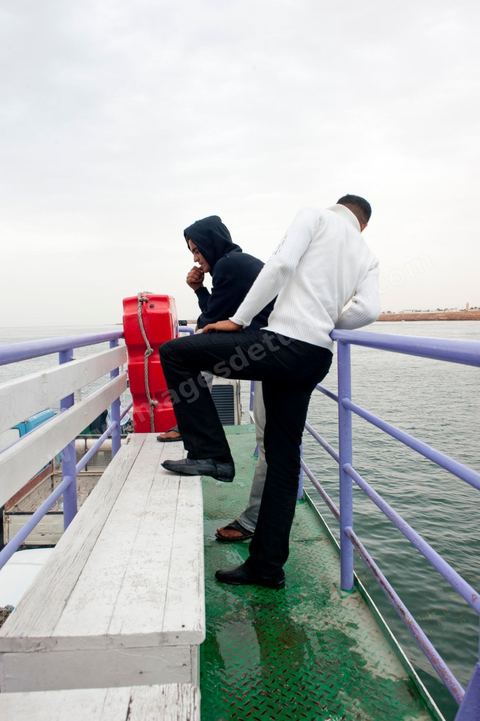 Adjim, sur la côte sud-ouest de Djerba, est le point de départ du bac qui relie l'île au continent, à Jorf, à travers le chenal séparant Djerba de la Tunisie continentale. Le port, encore marqué par une activité de pêche traditionnelle, offre des ambiances changeantes au fil de la journée, entre lever et coucher de soleil sur la mer, bateaux amarrés et silhouettes des jetées.