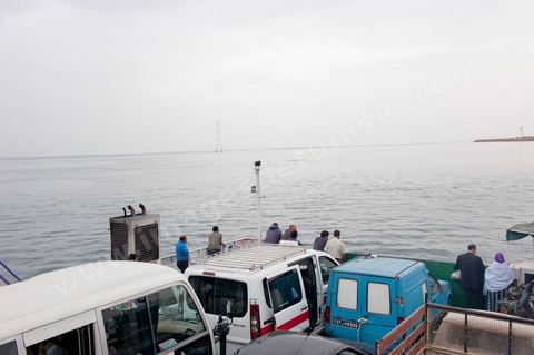 Adjim, sur la côte sud-ouest de Djerba, est le point de départ du bac qui relie l'île au continent, à Jorf, à travers le chenal séparant Djerba de la Tunisie continentale. Le port, encore marqué par une activité de pêche traditionnelle, offre des ambiances changeantes au fil de la journée, entre lever et coucher de soleil sur la mer, bateaux amarrés et silhouettes des jetées.