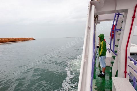 Adjim, sur la côte sud-ouest de Djerba, est le point de départ du bac qui relie l'île au continent, à Jorf, à travers le chenal séparant Djerba de la Tunisie continentale. Le port, encore marqué par une activité de pêche traditionnelle, offre des ambiances changeantes au fil de la journée, entre lever et coucher de soleil sur la mer, bateaux amarrés et silhouettes des jetées.