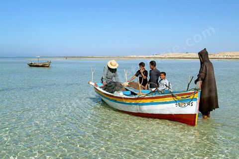 Adjim, sur la côte sud-ouest de Djerba, est le point de départ du bac qui relie l'île au continent, à Jorf, à travers le chenal séparant Djerba de la Tunisie continentale. Le port, encore marqué par une activité de pêche traditionnelle, offre des ambiances changeantes au fil de la journée, entre lever et coucher de soleil sur la mer, bateaux amarrés et silhouettes des jetées.