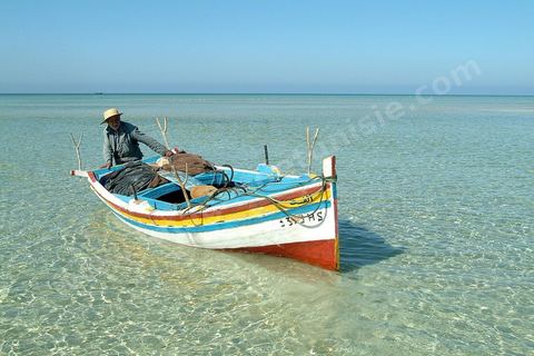 Adjim, sur la côte sud-ouest de Djerba, est le point de départ du bac qui relie l'île au continent, à Jorf, à travers le chenal séparant Djerba de la Tunisie continentale. Le port, encore marqué par une activité de pêche traditionnelle, offre des ambiances changeantes au fil de la journée, entre lever et coucher de soleil sur la mer, bateaux amarrés et silhouettes des jetées.