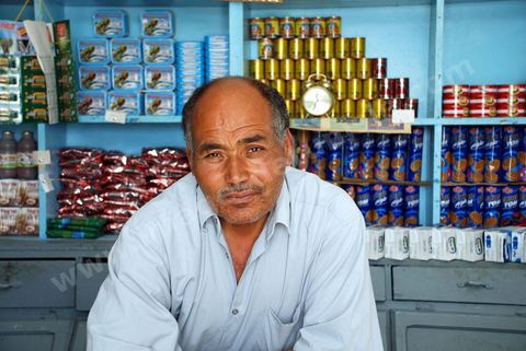 Adjim, sur la côte sud-ouest de Djerba, est le point de départ du bac qui relie l'île au continent, à Jorf, à travers le chenal séparant Djerba de la Tunisie continentale. Le port, encore marqué par une activité de pêche traditionnelle, offre des ambiances changeantes au fil de la journée, entre lever et coucher de soleil sur la mer, bateaux amarrés et silhouettes des jetées.