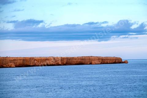 Adjim, sur la côte sud-ouest de Djerba, est le point de départ du bac qui relie l'île au continent, à Jorf, à travers le chenal séparant Djerba de la Tunisie continentale. Le port, encore marqué par une activité de pêche traditionnelle, offre des ambiances changeantes au fil de la journée, entre lever et coucher de soleil sur la mer, bateaux amarrés et silhouettes des jetées.