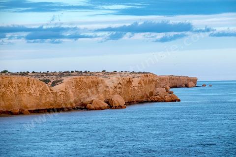 Adjim, sur la côte sud-ouest de Djerba, est le point de départ du bac qui relie l'île au continent, à Jorf, à travers le chenal séparant Djerba de la Tunisie continentale. Le port, encore marqué par une activité de pêche traditionnelle, offre des ambiances changeantes au fil de la journée, entre lever et coucher de soleil sur la mer, bateaux amarrés et silhouettes des jetées.