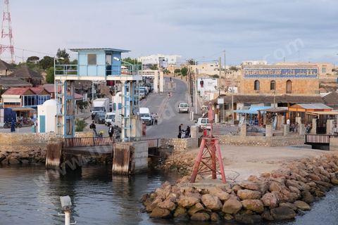 Adjim, sur la côte sud-ouest de Djerba, est le point de départ du bac qui relie l'île au continent, à Jorf, à travers le chenal séparant Djerba de la Tunisie continentale. Le port, encore marqué par une activité de pêche traditionnelle, offre des ambiances changeantes au fil de la journée, entre lever et coucher de soleil sur la mer, bateaux amarrés et silhouettes des jetées.