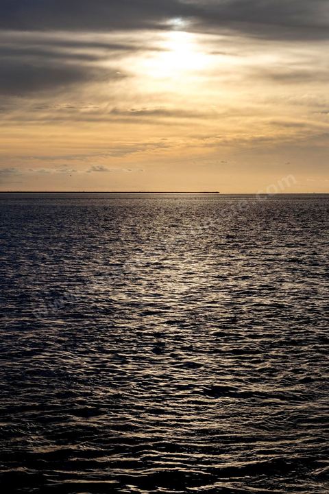 Adjim, sur la côte sud-ouest de Djerba, est le point de départ du bac qui relie l'île au continent, à Jorf, à travers le chenal séparant Djerba de la Tunisie continentale. Le port, encore marqué par une activité de pêche traditionnelle, offre des ambiances changeantes au fil de la journée, entre lever et coucher de soleil sur la mer, bateaux amarrés et silhouettes des jetées.