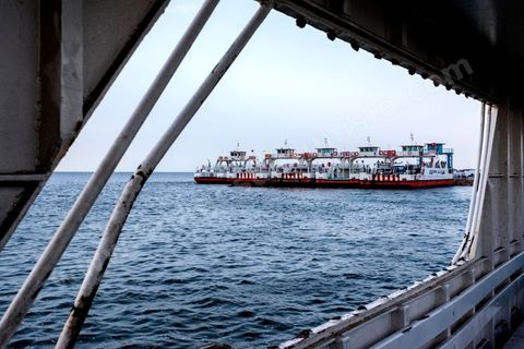 Adjim, sur la côte sud-ouest de Djerba, est le point de départ du bac qui relie l'île au continent, à Jorf, à travers le chenal séparant Djerba de la Tunisie continentale. Le port, encore marqué par une activité de pêche traditionnelle, offre des ambiances changeantes au fil de la journée, entre lever et coucher de soleil sur la mer, bateaux amarrés et silhouettes des jetées.