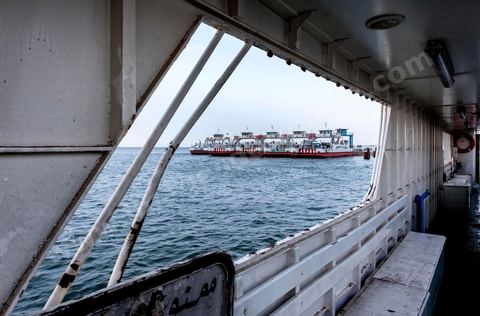 Adjim, sur la côte sud-ouest de Djerba, est le point de départ du bac qui relie l'île au continent, à Jorf, à travers le chenal séparant Djerba de la Tunisie continentale. Le port, encore marqué par une activité de pêche traditionnelle, offre des ambiances changeantes au fil de la journée, entre lever et coucher de soleil sur la mer, bateaux amarrés et silhouettes des jetées.