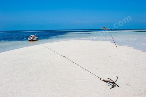 Adjim, sur la côte sud-ouest de Djerba, est le point de départ du bac qui relie l'île au continent, à Jorf, à travers le chenal séparant Djerba de la Tunisie continentale. Le port, encore marqué par une activité de pêche traditionnelle, offre des ambiances changeantes au fil de la journée, entre lever et coucher de soleil sur la mer, bateaux amarrés et silhouettes des jetées.