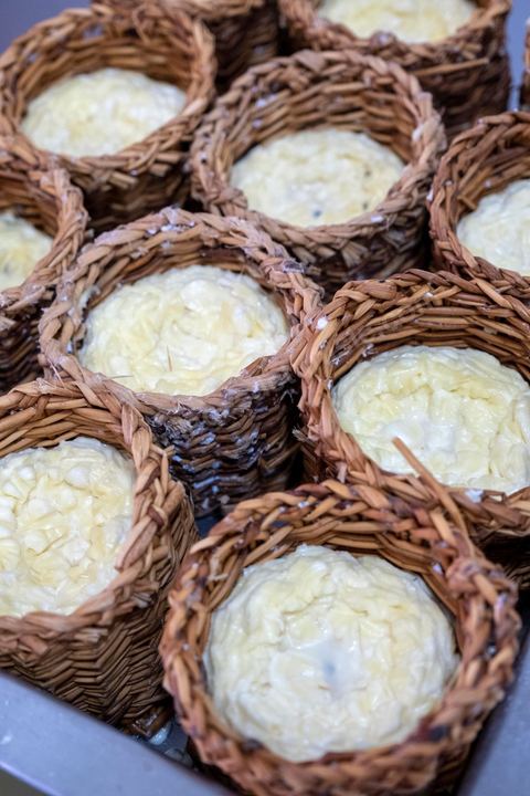 Zied Ben Youssef est fromager, sur les hauteurs de Béja il fait du fromage de Brebis et de vache mais aussi vous invite à sa table d'hôte pour déguster le couscous traditionnel de Béja. Il fait partie du projet de l’Union Européenne ‘Lactimed’. Le fromage est fait en direct au coeur du restaurant avec la transformation quotidienne de 20 à 40 L de lait de fromage frais et ricotta.C’est l’occasion aussi de déguster des produits laitiers frais : du yaourt, de la ricotta, du beurre et du lait de brebis.
