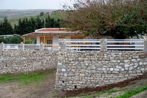 Zied Ben Youssef est fromager, sur les hauteurs de Béja il fait du fromage de Brebis et de vache mais aussi vous invite à sa table d'hôte pour déguster le couscous traditionnel de Béja. Il fait partie du projet de l’Union Européenne ‘Lactimed’. Le fromage est fait en direct au coeur du restaurant avec la transformation quotidienne de 20 à 40 L de lait de fromage frais et ricotta.C’est l’occasion aussi de déguster des produits laitiers frais : du yaourt, de la ricotta, du beurre et du lait de brebis.