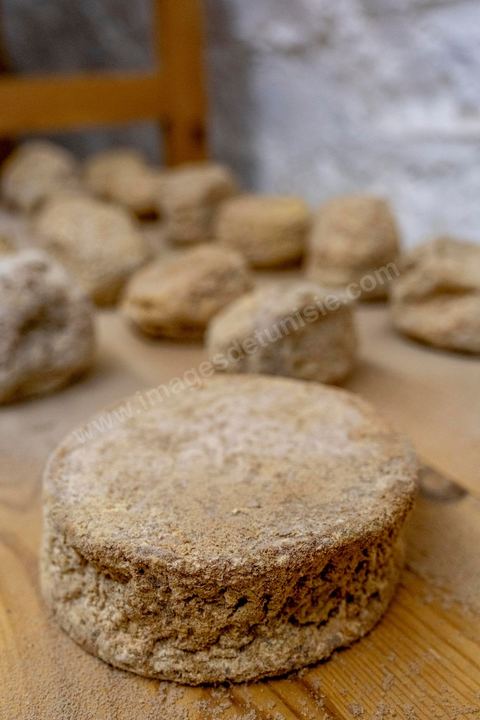 Zied Ben Youssef est fromager, sur les hauteurs de Béja il fait du fromage de Brebis et de vache mais aussi vous invite à sa table d'hôte pour déguster le couscous traditionnel de Béja. Il fait partie du projet de l’Union Européenne ‘Lactimed’. Le fromage est fait en direct au coeur du restaurant avec la transformation quotidienne de 20 à 40 L de lait de fromage frais et ricotta.C’est l’occasion aussi de déguster des produits laitiers frais : du yaourt, de la ricotta, du beurre et du lait de brebis.