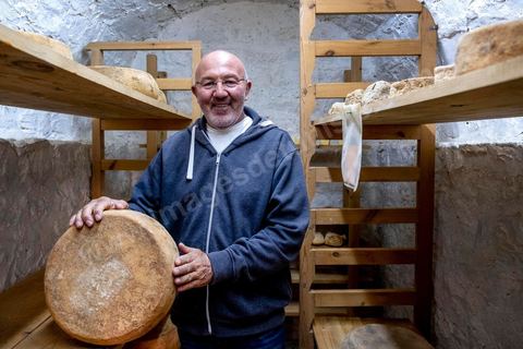 Zied Ben Youssef est fromager, sur les hauteurs de Béja il fait du fromage de Brebis et de vache mais aussi vous invite à sa table d'hôte pour déguster le couscous traditionnel de Béja. Il fait partie du projet de l’Union Européenne ‘Lactimed’. Le fromage est fait en direct au coeur du restaurant avec la transformation quotidienne de 20 à 40 L de lait de fromage frais et ricotta.C’est l’occasion aussi de déguster des produits laitiers frais : du yaourt, de la ricotta, du beurre et du lait de brebis.