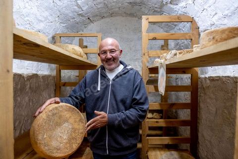 Zied Ben Youssef est fromager, sur les hauteurs de Béja il fait du fromage de Brebis et de vache mais aussi vous invite à sa table d'hôte pour déguster le couscous traditionnel de Béja. Il fait partie du projet de l’Union Européenne ‘Lactimed’. Le fromage est fait en direct au coeur du restaurant avec la transformation quotidienne de 20 à 40 L de lait de fromage frais et ricotta.C’est l’occasion aussi de déguster des produits laitiers frais : du yaourt, de la ricotta, du beurre et du lait de brebis.