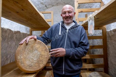Zied Ben Youssef est fromager, sur les hauteurs de Béja il fait du fromage de Brebis et de vache mais aussi vous invite à sa table d'hôte pour déguster le couscous traditionnel de Béja. Il fait partie du projet de l’Union Européenne ‘Lactimed’. Le fromage est fait en direct au coeur du restaurant avec la transformation quotidienne de 20 à 40 L de lait de fromage frais et ricotta.C’est l’occasion aussi de déguster des produits laitiers frais : du yaourt, de la ricotta, du beurre et du lait de brebis.