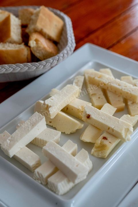 Zied Ben Youssef est fromager, sur les hauteurs de Béja il fait du fromage de Brebis et de vache mais aussi vous invite à sa table d'hôte pour déguster le couscous traditionnel de Béja. Il fait partie du projet de l’Union Européenne ‘Lactimed’. Le fromage est fait en direct au coeur du restaurant avec la transformation quotidienne de 20 à 40 L de lait de fromage frais et ricotta.C’est l’occasion aussi de déguster des produits laitiers frais : du yaourt, de la ricotta, du beurre et du lait de brebis.