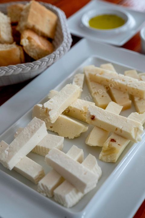 Zied Ben Youssef est fromager, sur les hauteurs de Béja il fait du fromage de Brebis et de vache mais aussi vous invite à sa table d'hôte pour déguster le couscous traditionnel de Béja. Il fait partie du projet de l’Union Européenne ‘Lactimed’. Le fromage est fait en direct au coeur du restaurant avec la transformation quotidienne de 20 à 40 L de lait de fromage frais et ricotta.C’est l’occasion aussi de déguster des produits laitiers frais : du yaourt, de la ricotta, du beurre et du lait de brebis.
