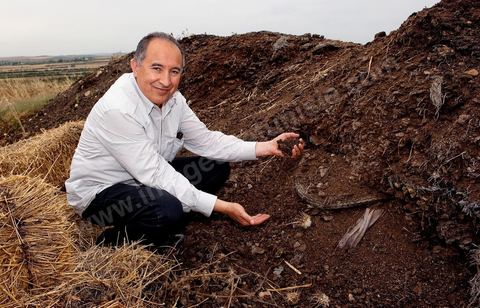Portrait de Majid Mahjoub sur le composte bio aux Moulins Mahjoub à Tébourba près de Tunis. Agriculture et produits Biologiques.